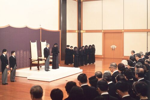 喪服で『即位後朝見の儀』に臨まれた陛下('89年1月)